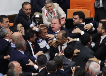 KAKAV SULTAN TAKVI I VEZIRI, OVAKVU TURSKU NIKO NE POMIRI: Izbila tuča u turskom parlamentu; radile su šake i letjele fascikle…