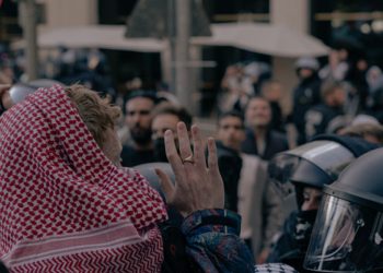 SVIJET SE ZGRAŽAVA, NJEMAČKI MEDIJI ŠUTE O OVOME: Njemačka policija juri prestravljeno dijete koje nosi palestinsku zastavu (VIDEO)
