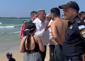 „TI SI UBICA I TERORISTA!“ Izraelskog ministra i obitelj otjerali s plaže u Tel Avivu