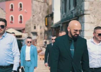 “KONDOR” ZOVE RAMU, RAMO ZOVE MUNJU, HOĆE LI NEKO P(R)OZVATI NEKU : U spotu “Snage naroda” Rame Isaka “glume” trojica policijskih službenika FMUP-a