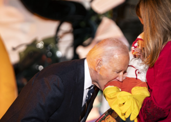 JOE ‘RALJE’ BIDEN: Noć vještica u Bijeloj kući, nova bizarnost predsjednika: ‘Pa šta je ovo?’
