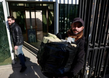 SIRIJCI DONOSE VREĆE NOVCA U BANKU:  Ali cijela hrpa vrijedi stotinjak eura, ako i toliko