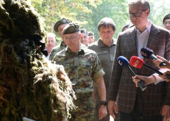 VUČIĆ STVARA PARAVOJSKU : ‘Ima 17.000 lojalista, u crkvi su se zakleli na krv, moj brat je tu’