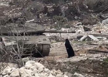 OVAKO IZGLEDA HEROINA: Slika Libanonke u prkosnom sukobu s izraelskim tenkom postaje viralna (VIDEO)