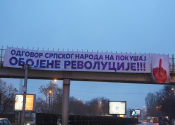 ALEKOV KRVAVI „SREDNJI PRST“ STUDENTIMA: Vučićev SNS oblijepio Beograd plakatima sa srednjim prstom