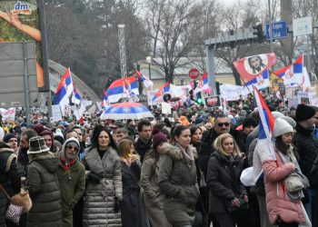 LJUDI SU GLEDALI U ČUDU: Snimak pravoslavnih i muslimanskih studenata koji se mole, jedan komentar je sve objasnio