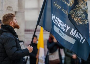 KO SU WOJOWNICY MARYI? Zastava pokreta iz Poljske je u Splitu, oni imaju pravi mač!
