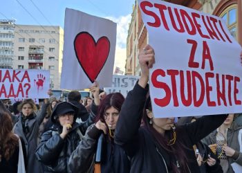 FARBANJE BEORGADA „OBOJENOM REVOLUCIJOM“: Zašto su Evropa i svijet tihi po pitanju studentskih protesta u Srbiji?