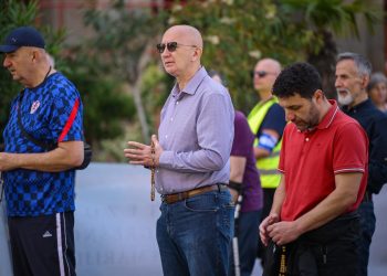 ZLOČIN I KRUNICA: Osuđeni ratni zločinac predvodi molitvu za žensku čednost na zagrebačkom trgu