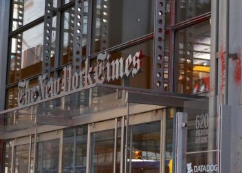 PROPALESTINSKI DEMONSTRANTI BACILI SU BOJU: “New York Times laže, Gaza umire”