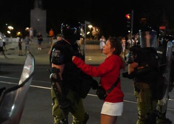 UDARIO ČETNIK NA ČETNIKA:  Žena u crvenom ih moli, ali Vučićeva žandarmerija gazi. Desnica preotima proteste