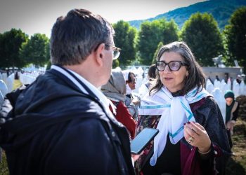 BORI SE ZA GAZU SA CVIJETOM SREBRENICE NA RUCI: Francesca Albanese nominovana za Nobelovu nagradu za mir za 2026.