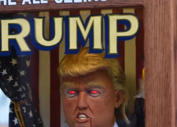 TRUMP, KRALJ-BUNTOVNIK Žižek: Sa dozom ironije, možemo reći da Trump nastoji funkcionirati kao kršćanski bog: faktički kralj SAD