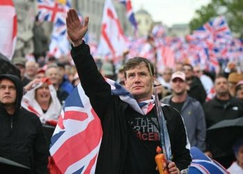 CRNA INTERNACIONALA NE MIRUJE: Apostol desničarske mržnje i pulen Elona Muska u ime MAGA-e ruši britanskog premijera