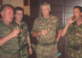 BIJEDNI PIJANISTA: Kako je kukavica iz Srebrenice ispijao rakiju s Mladićem. I još uzeo srpski poklon za ženu?!