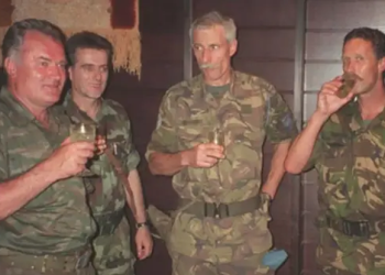 BIJEDNI PIJANISTA: Kako je kukavica iz Srebrenice ispijao rakiju s Mladićem. I još uzeo srpski poklon za ženu?!